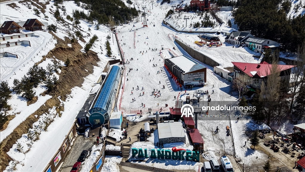На популярном горнолыжном курорте Паландокен продолжается сезон катания