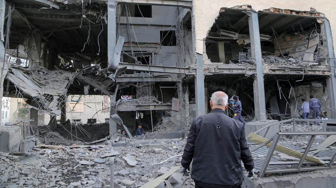 AA ekibi, ABD-İsrail saldırısında vurulan Tahran'daki Al Araby TV binasını görüntüledi