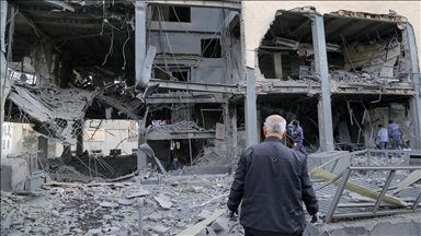 AA ekibi, ABD-İsrail saldırısında vurulan Tahran'daki Al Araby TV binasını görüntüledi