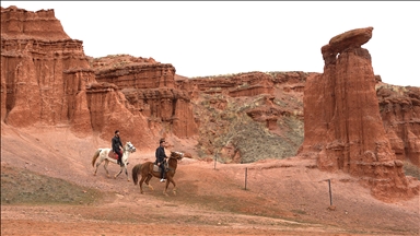 Narman Peribacaları doğaseverleri atlı safariyle buluşturuyor