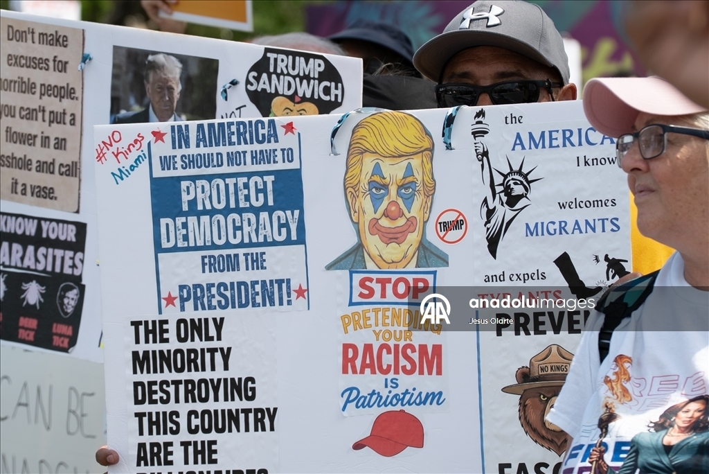 В США прошли многотысячные протесты против политики Трампа 32