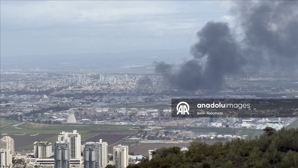 После ответных ударов Ирана и «Хезболлы» над НПЗ в Хайфе поднялся дым