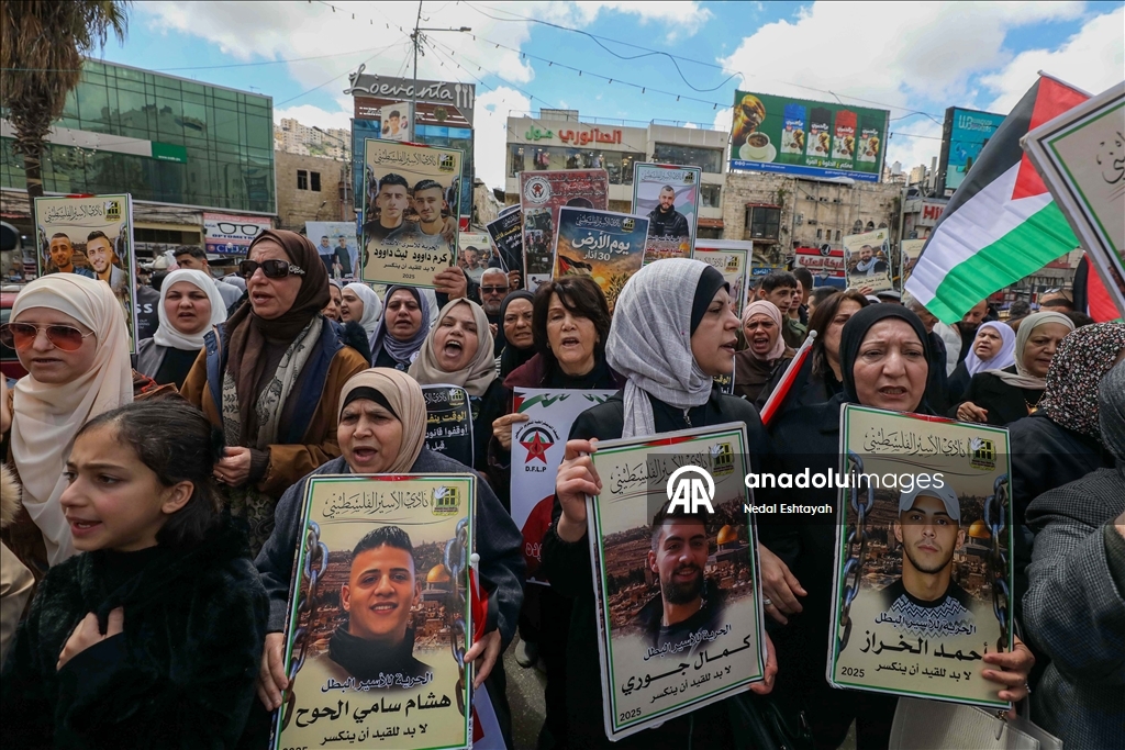 مئات الفلسطينيين ينددون بقانون إعدام الأسرى في وقفات احتجاجية بالضفة