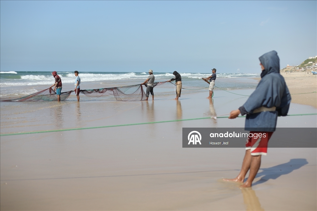 Gazze'deki Filistinli balıkçılar tehlikeli olmasına rağmen mesleklerine devam ediyor