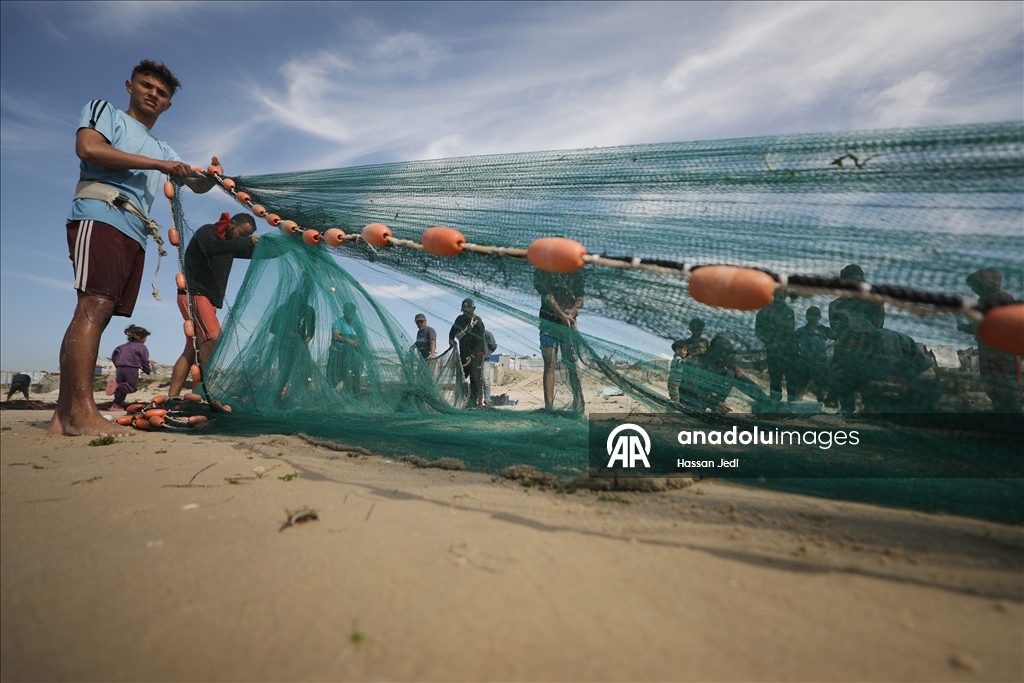 Gazze'deki Filistinli balıkçılar tehlikeli olmasına rağmen mesleklerine devam ediyor