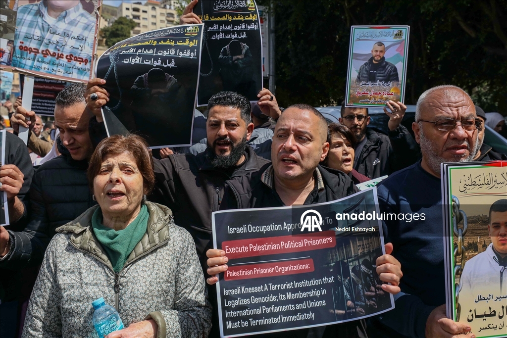 مئات الفلسطينيين ينددون بقانون إعدام الأسرى في وقفات احتجاجية بالضفة