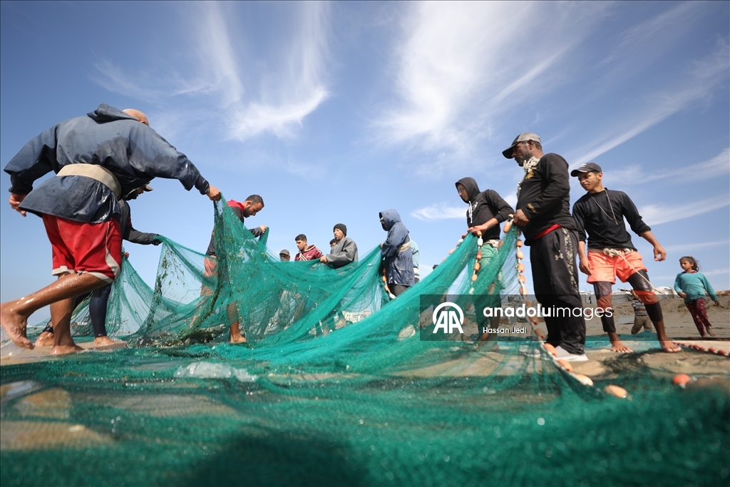 Gazze'deki Filistinli balıkçılar tehlikeli olmasına rağmen mesleklerine devam ediyor