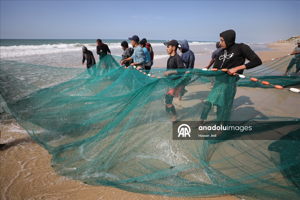 Gazze'deki Filistinli balıkçılar tehlikeli olmasına rağmen mesleklerine devam ediyor