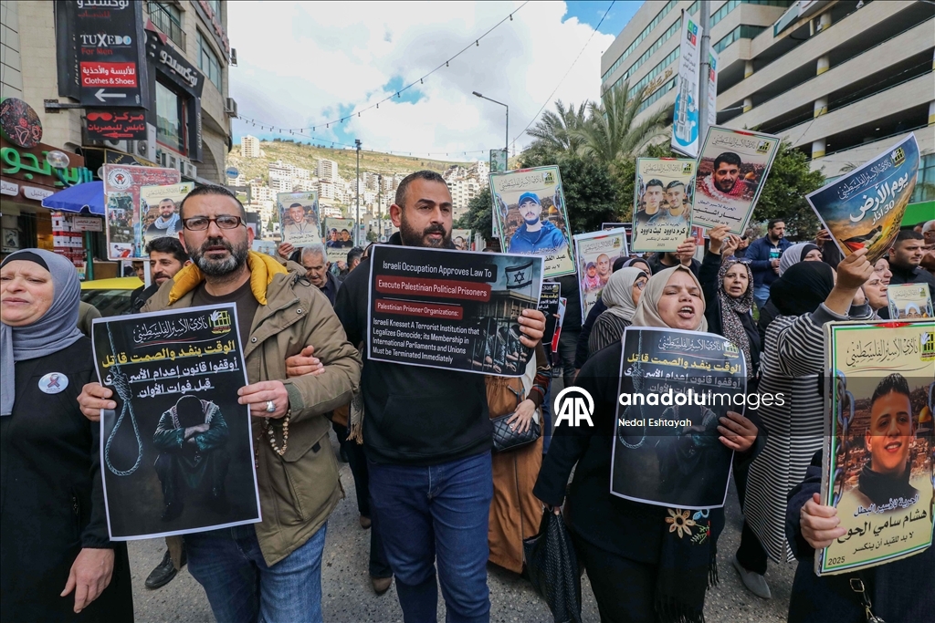 مئات الفلسطينيين ينددون بقانون إعدام الأسرى في وقفات احتجاجية بالضفة