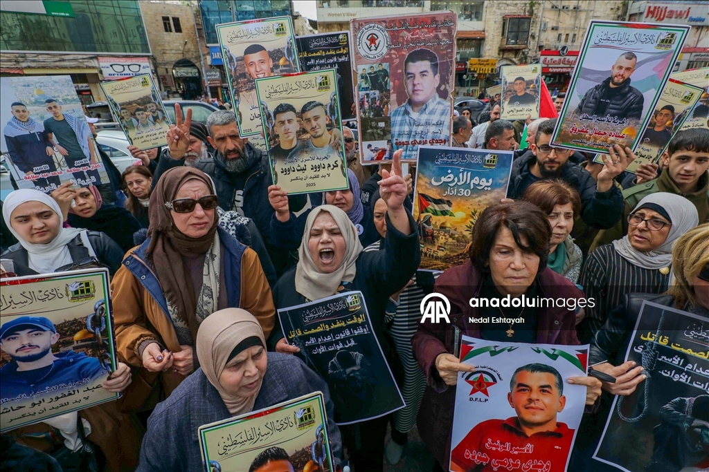 مئات الفلسطينيين ينددون بقانون إعدام الأسرى في وقفات احتجاجية بالضفة