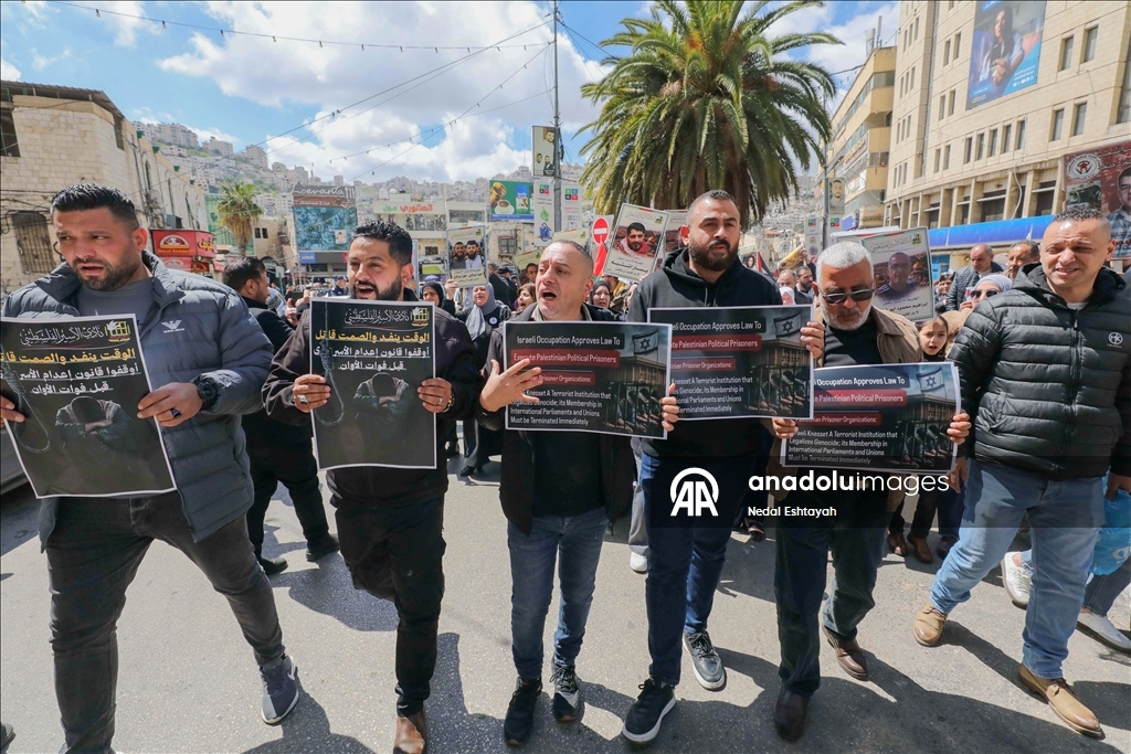 مئات الفلسطينيين ينددون بقانون إعدام الأسرى في وقفات احتجاجية بالضفة