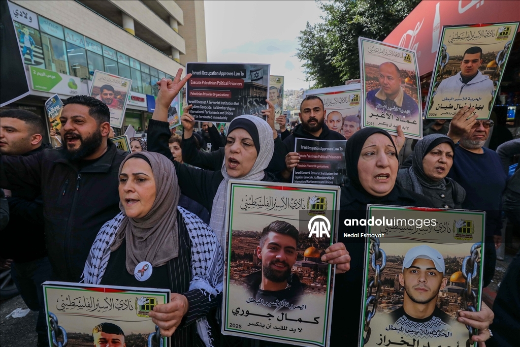 مئات الفلسطينيين ينددون بقانون إعدام الأسرى في وقفات احتجاجية بالضفة