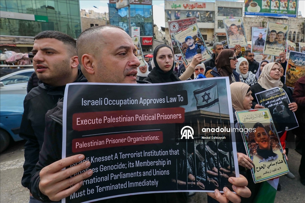 مئات الفلسطينيين ينددون بقانون إعدام الأسرى في وقفات احتجاجية بالضفة