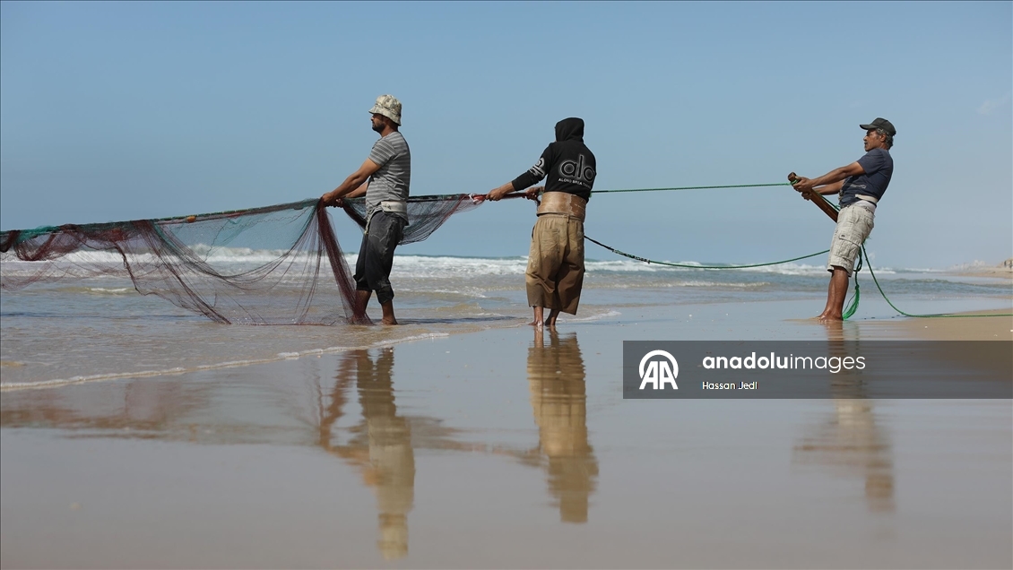 Gazze'deki Filistinli balıkçılar tehlikeli olmasına rağmen mesleklerine devam ediyor
