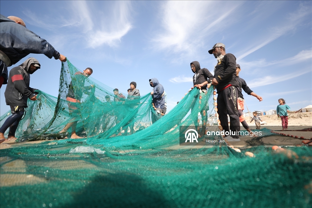 Gazze'deki Filistinli balıkçılar tehlikeli olmasına rağmen mesleklerine devam ediyor