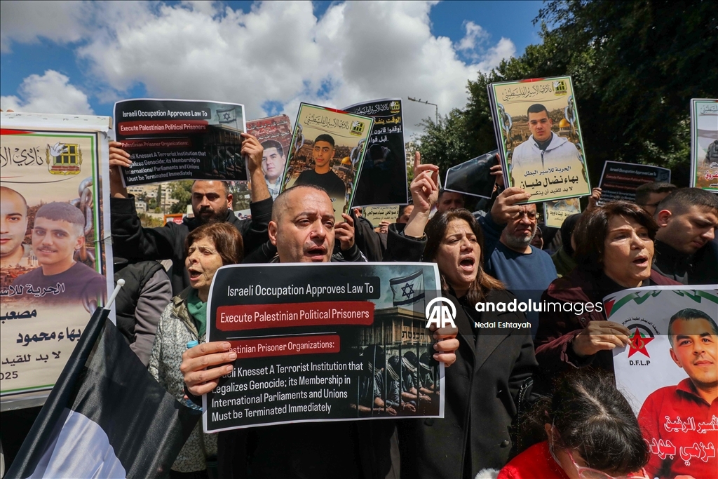 مئات الفلسطينيين ينددون بقانون إعدام الأسرى في وقفات احتجاجية بالضفة