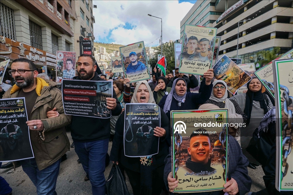 مئات الفلسطينيين ينددون بقانون إعدام الأسرى في وقفات احتجاجية بالضفة