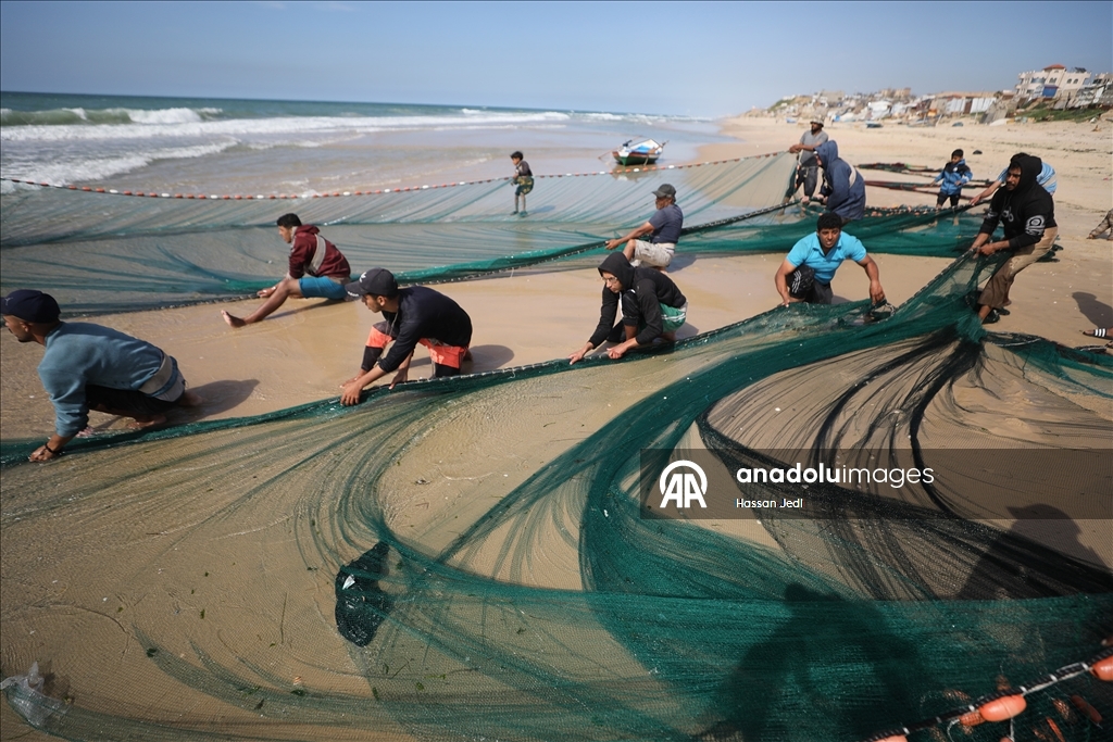 Gazze'deki Filistinli balıkçılar tehlikeli olmasına rağmen mesleklerine devam ediyor
