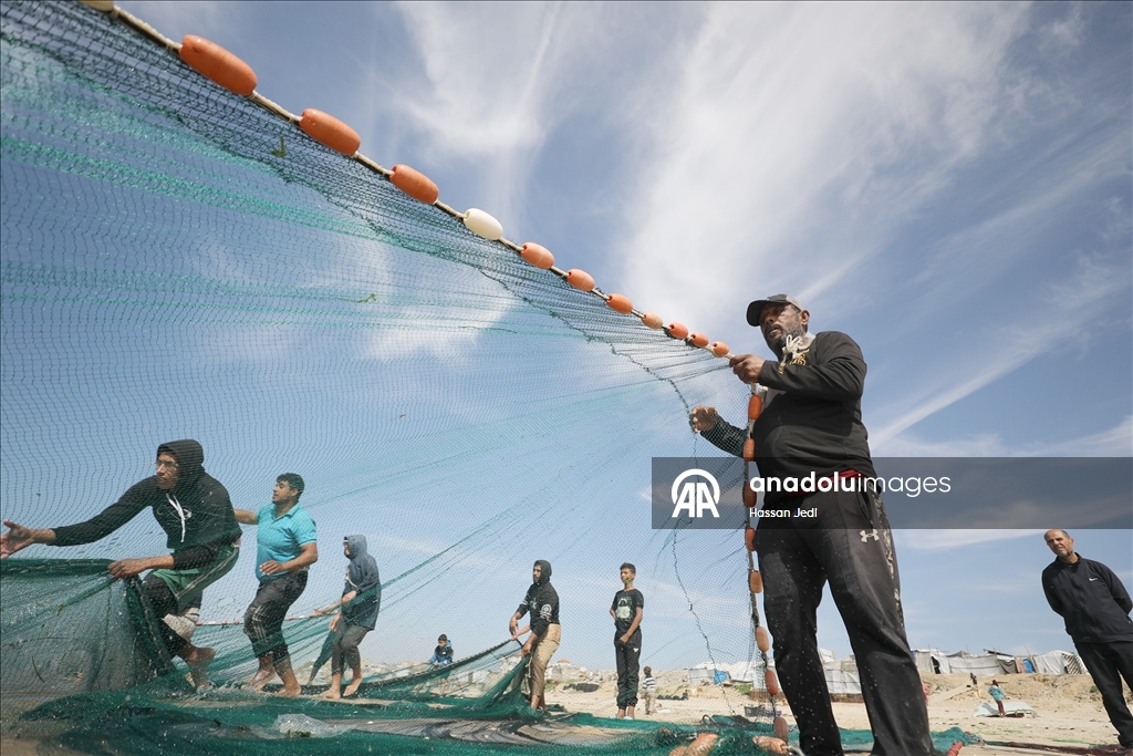 Gazze'deki Filistinli balıkçılar tehlikeli olmasına rağmen mesleklerine devam ediyor
