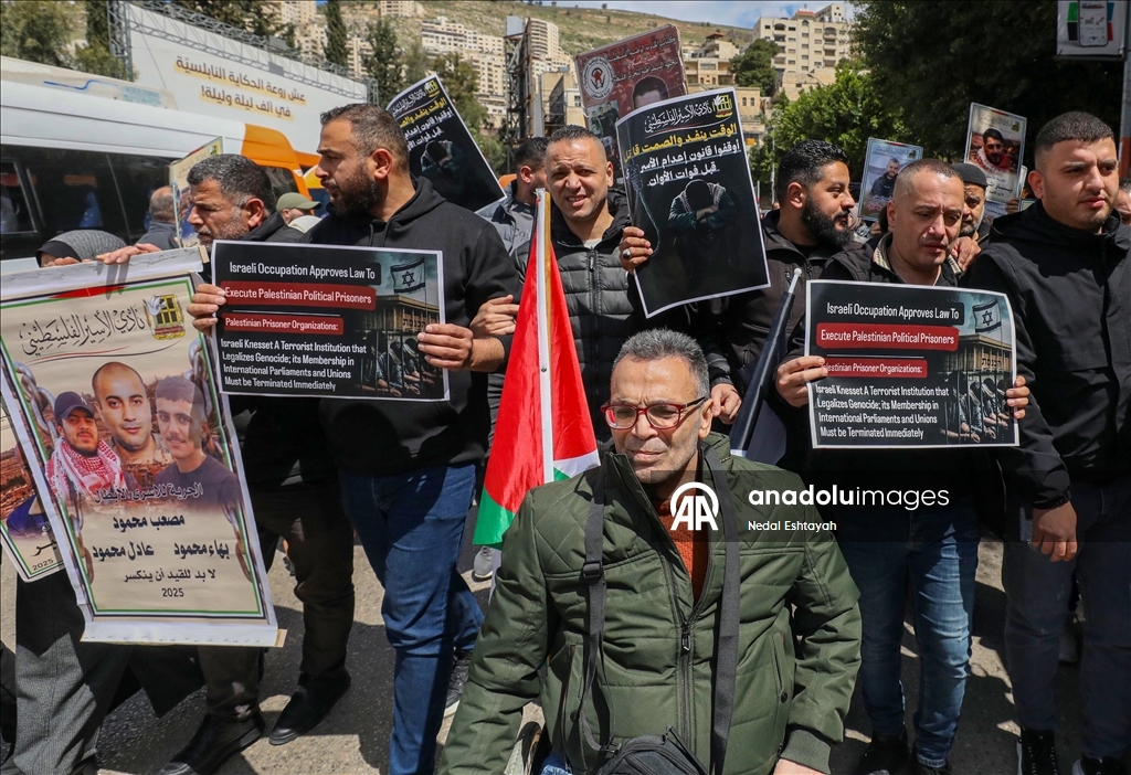 مئات الفلسطينيين ينددون بقانون إعدام الأسرى في وقفات احتجاجية بالضفة