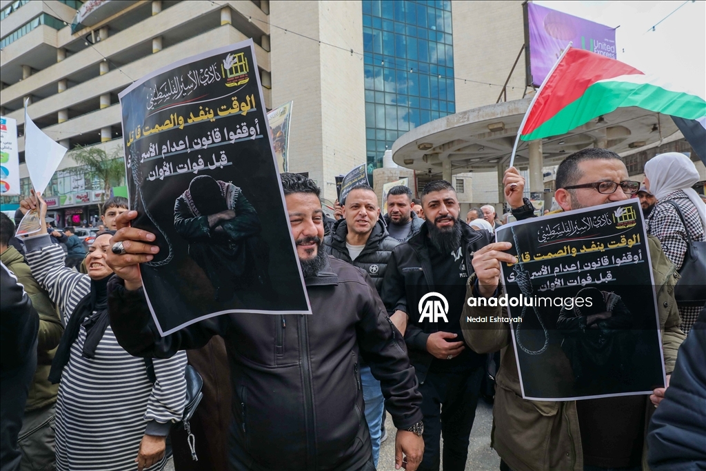 مئات الفلسطينيين ينددون بقانون إعدام الأسرى في وقفات احتجاجية بالضفة