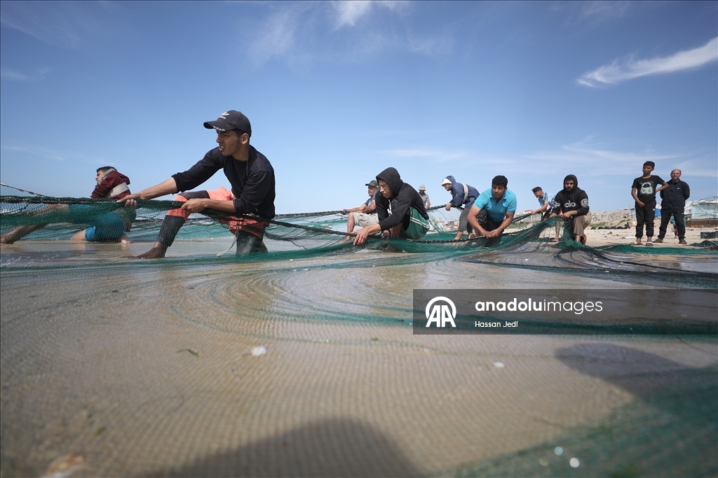 Gazze'deki Filistinli balıkçılar tehlikeli olmasına rağmen mesleklerine devam ediyor