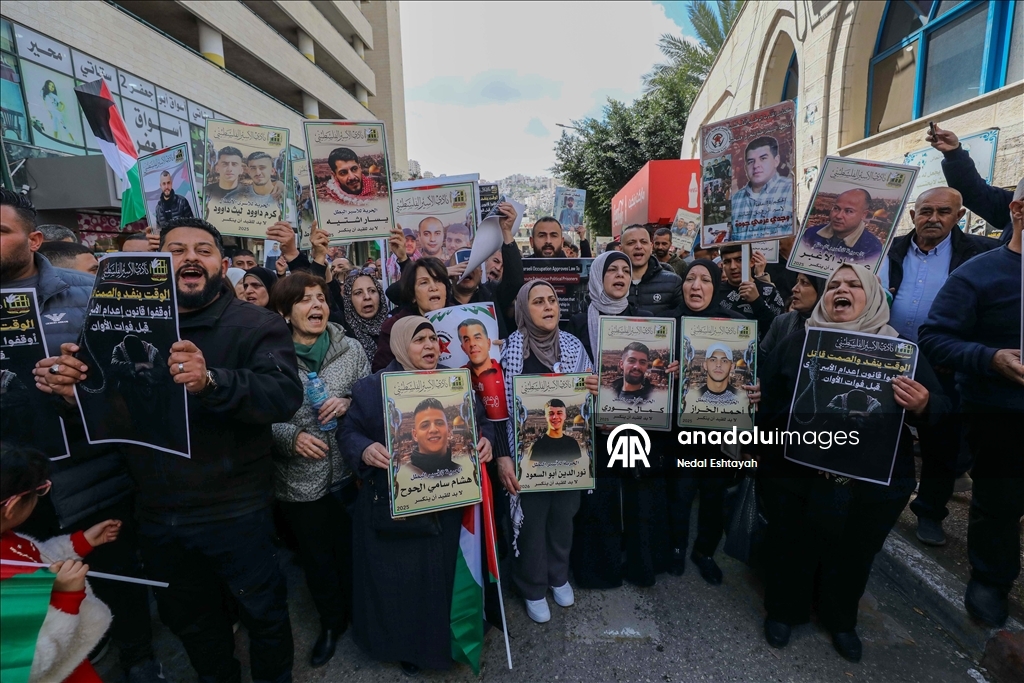 مئات الفلسطينيين ينددون بقانون إعدام الأسرى في وقفات احتجاجية بالضفة