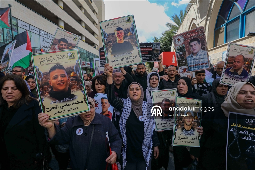 مئات الفلسطينيين ينددون بقانون إعدام الأسرى في وقفات احتجاجية بالضفة