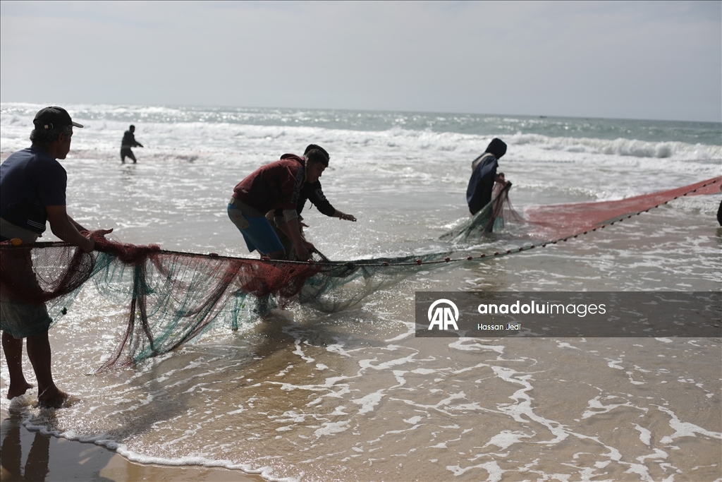 Gazze'deki Filistinli balıkçılar tehlikeli olmasına rağmen mesleklerine devam ediyor