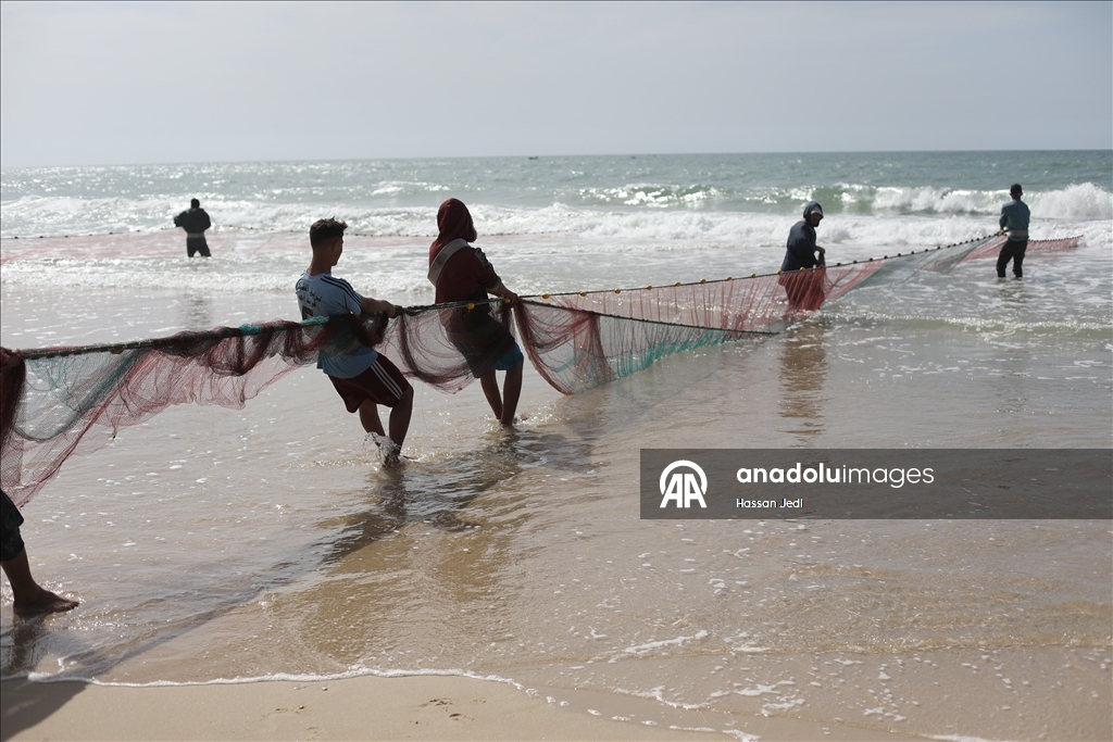 Gazze'deki Filistinli balıkçılar tehlikeli olmasına rağmen mesleklerine devam ediyor