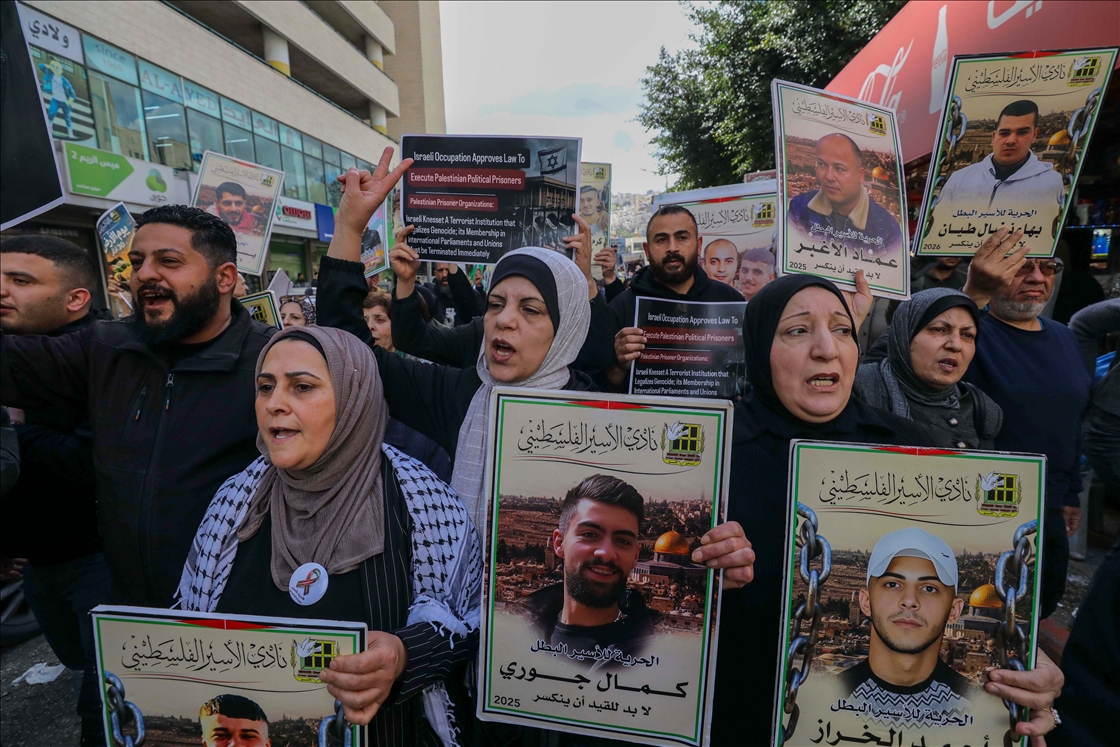 مئات الفلسطينيين ينددون بقانون إعدام الأسرى في وقفات احتجاجية بالضفة