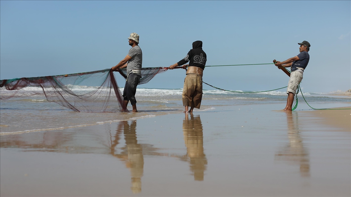 Gazze'deki Filistinli balıkçılar tehlikeli olmasına rağmen mesleklerine devam ediyor
