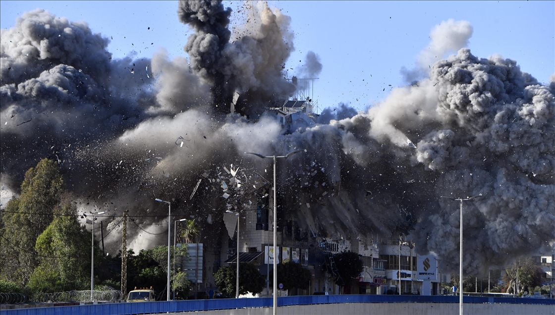 İsrail ordusu Beyrut'un güneyindeki Dahiye bölgesinde bir binayı bombaladı