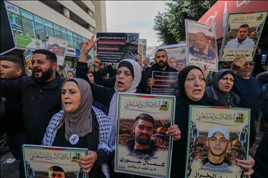 مئات الفلسطينيين ينددون بقانون إعدام الأسرى في وقفات احتجاجية بالضفة