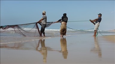 Gazze'deki Filistinli balıkçılar tehlikeli olmasına rağmen mesleklerine devam ediyor