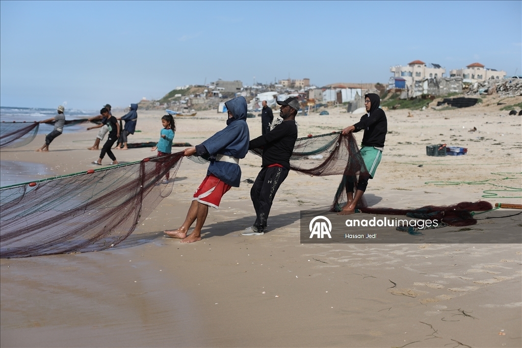Палестинские рыбаки в Газе продолжают заниматься своим опасным промыслом, несмотря на угрозы 16