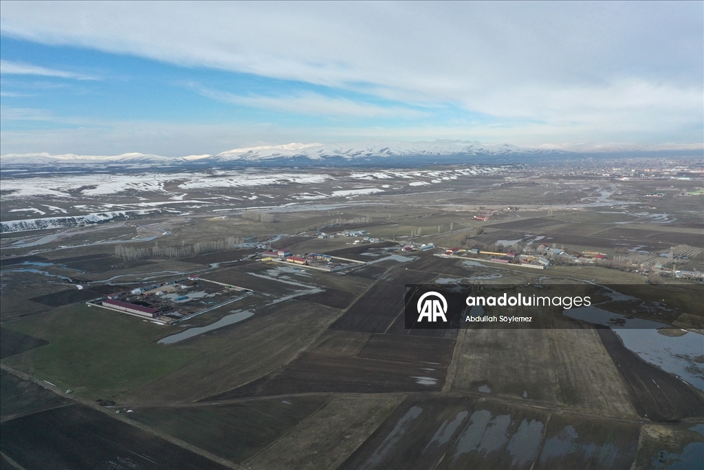 Karların erimeye başladığı Ağrı Ovası dronla görüntülendi