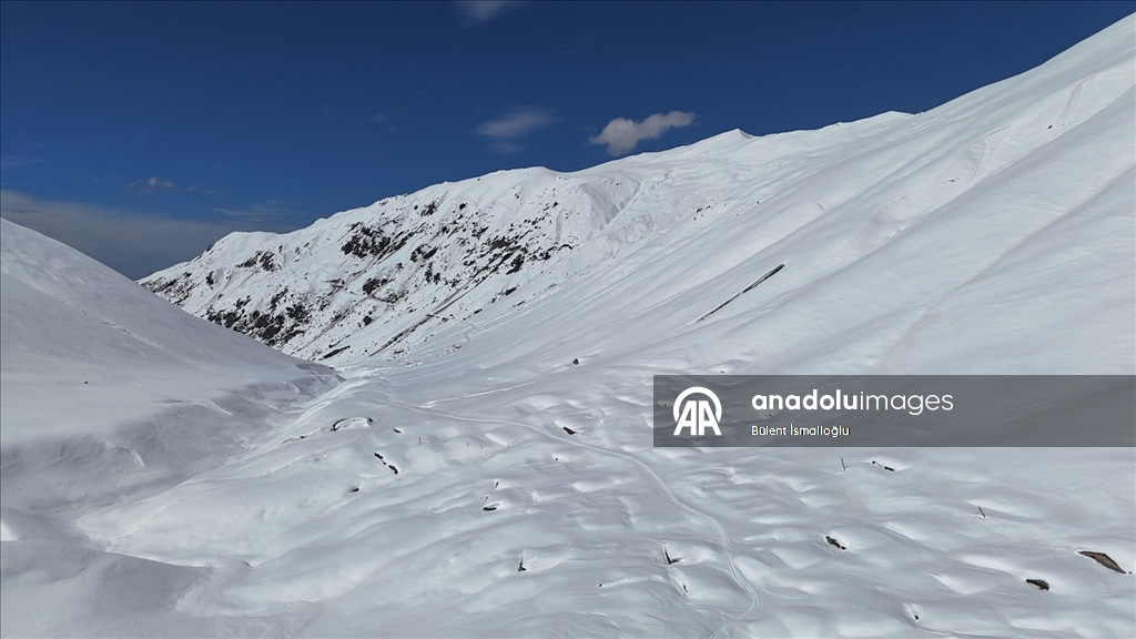 Rize'de karlar altında kalan yayla evleri havadan görüntülendi