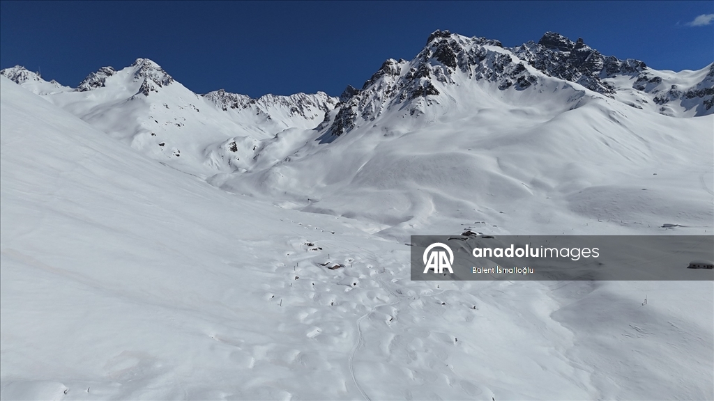 Rize'de karlar altında kalan yayla evleri havadan görüntülendi