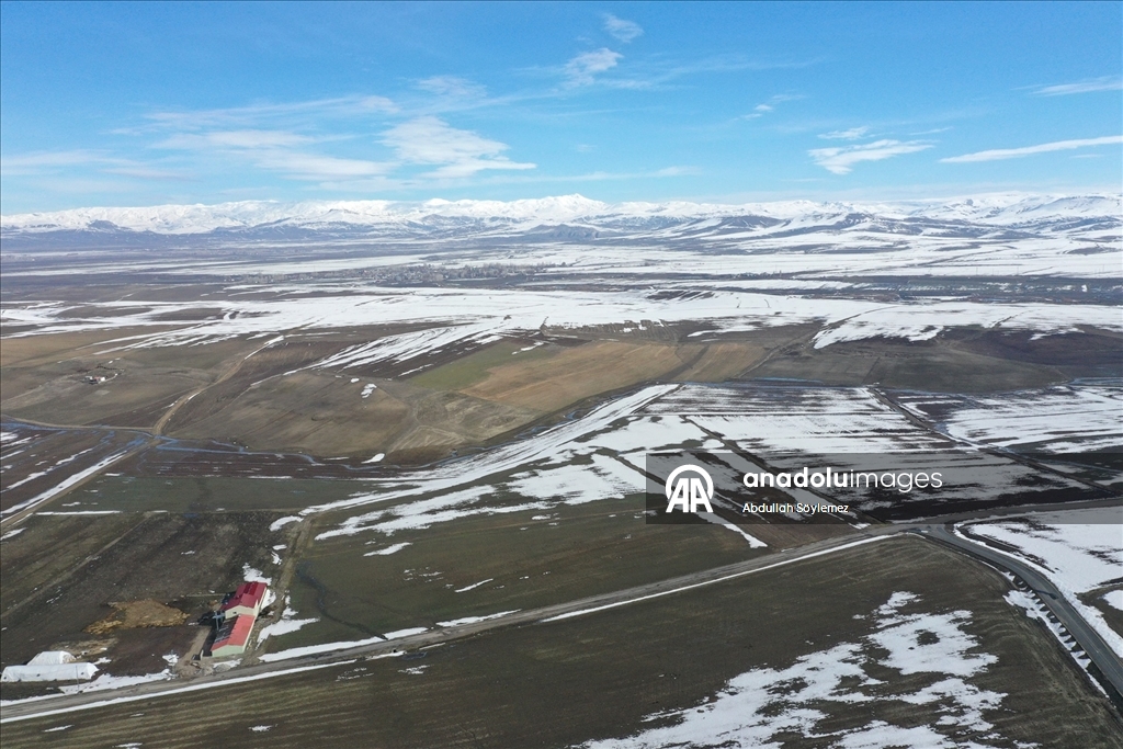 Karların erimeye başladığı Ağrı Ovası dronla görüntülendi