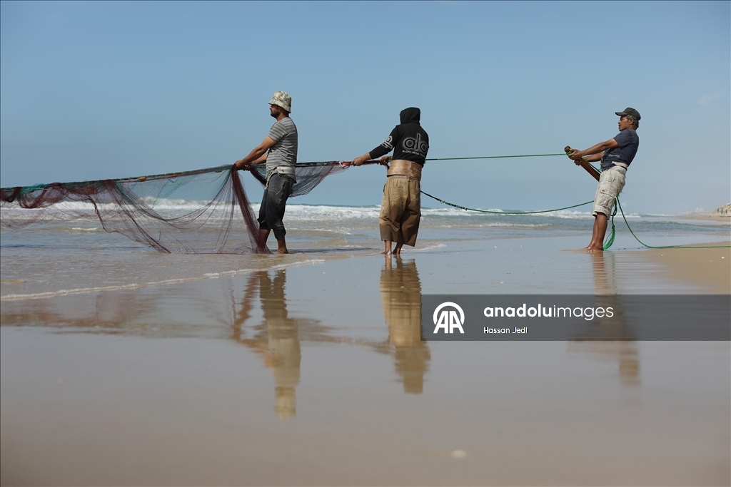 Палестинские рыбаки в Газе продолжают заниматься своим опасным промыслом, несмотря на угрозы