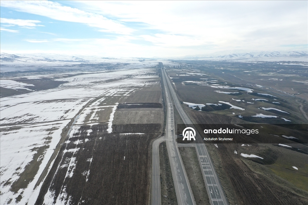 Karların erimeye başladığı Ağrı Ovası dronla görüntülendi
