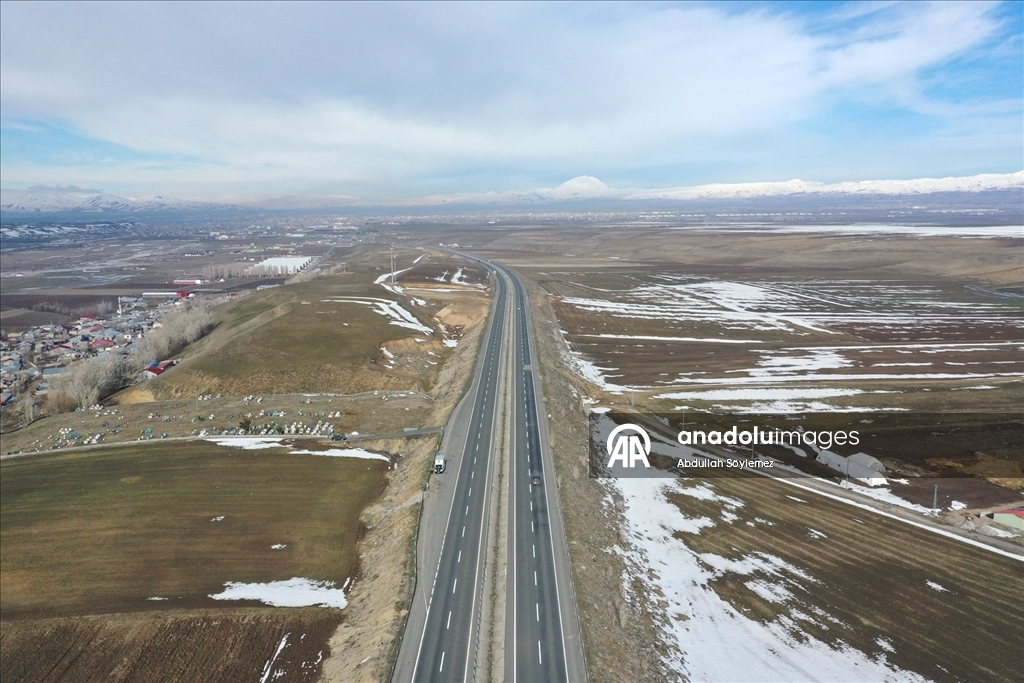 Karların erimeye başladığı Ağrı Ovası dronla görüntülendi