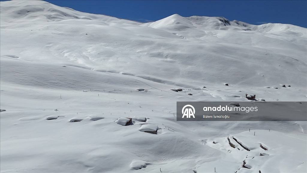 Rize'de karlar altında kalan yayla evleri havadan görüntülendi