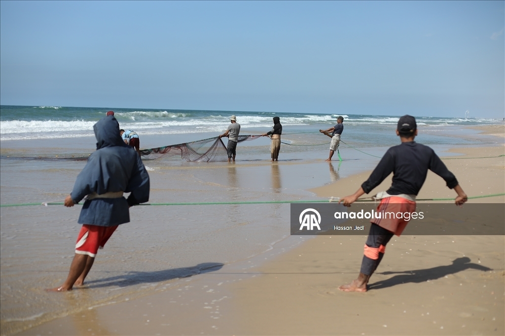 Палестинские рыбаки в Газе продолжают заниматься своим опасным промыслом, несмотря на угрозы 7