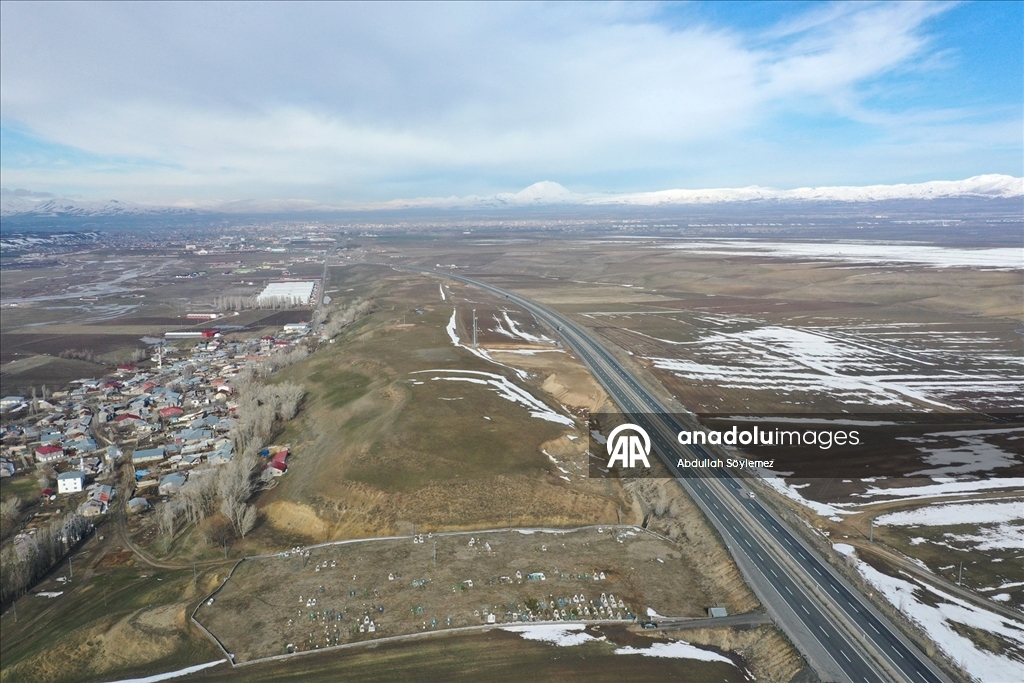 Karların erimeye başladığı Ağrı Ovası dronla görüntülendi