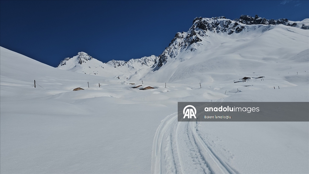 Rize'de karlar altında kalan yayla evleri havadan görüntülendi