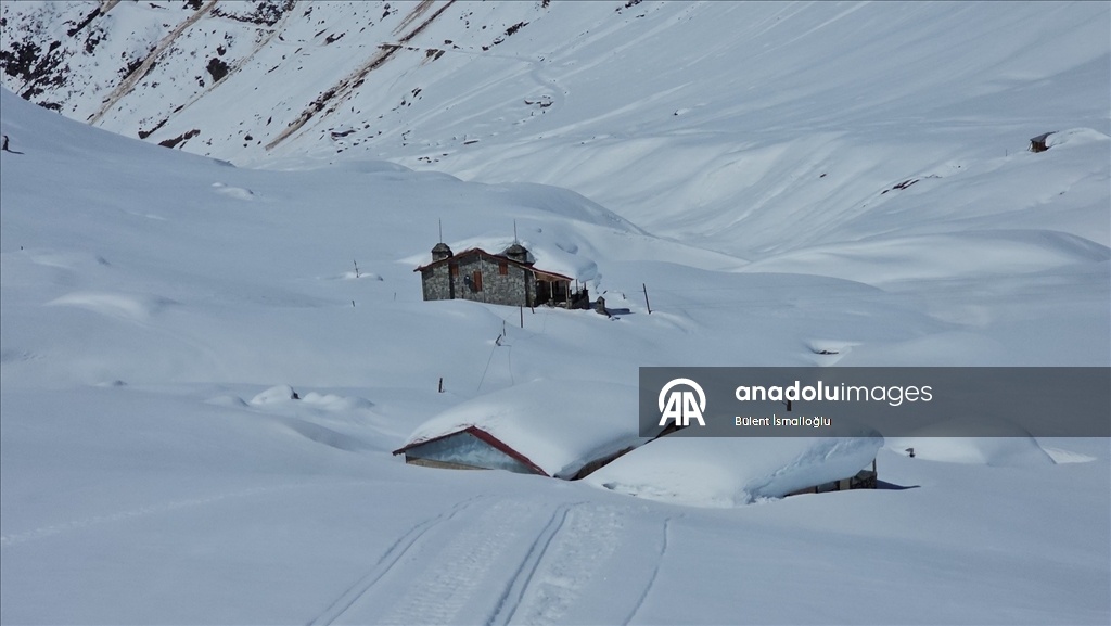 Rize'de karlar altında kalan yayla evleri havadan görüntülendi