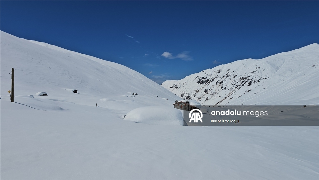 Rize'de karlar altında kalan yayla evleri havadan görüntülendi