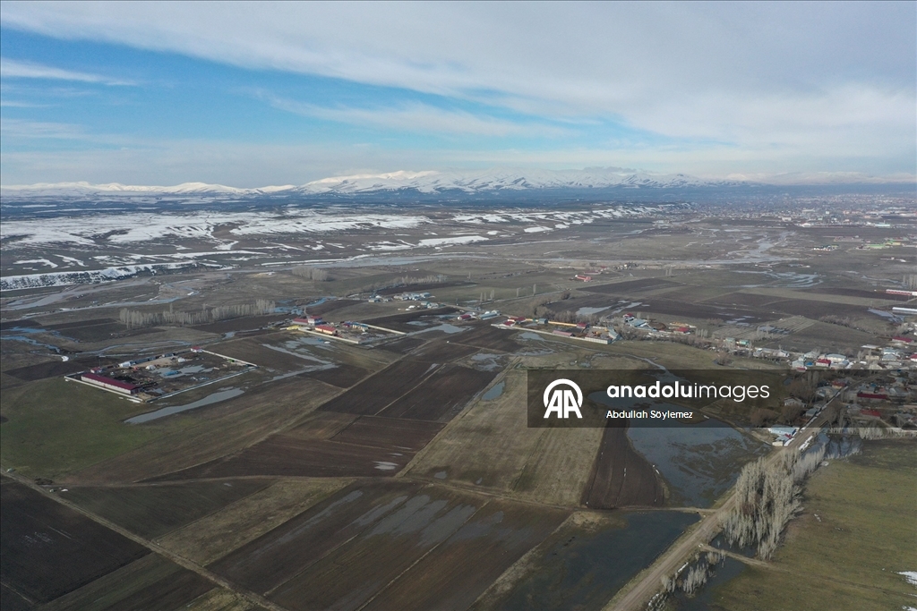 Karların erimeye başladığı Ağrı Ovası dronla görüntülendi